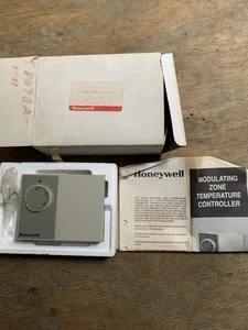 Honeywell T8078A1011 Modulating Zone Temperature Controller - Picture 1 of 1