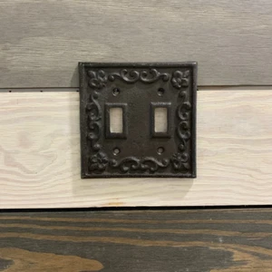 Placa de interruptor doble marrón óxido Fleur-de-Lis decoración de cubierta de salida de metal - Imagen 1 de 6