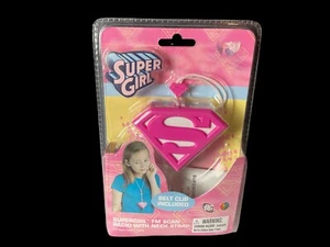 2006 Supergirl FM Scan Radio Umhängeband Ohrhörer - DC Station Spielzeug Super Girl NEU - Bild 1 von 2