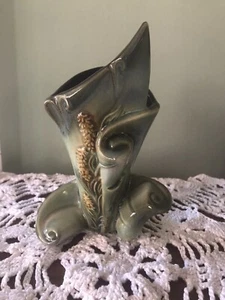 1950s VINTAGE HULL POTTERY PARCHMENT AND PINE CERAMIC VASE CROOKSVILLE, OHIO - Picture 1 of 4
