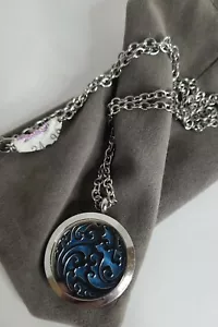 Locket Perfume Defuser Cutout Silver-tone Floral Back Pendant Aromatherapy / NWT - Imagen 1 de 7
