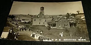 Carte postale ancienne RPPC - Défilé sur Main Street, Brooten, Minnesota - Photo 1/2