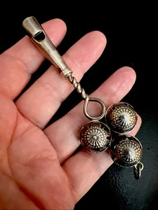 Antiguo sonajero silbato de plata de ley para bebé alrededor de 1920 - Imagen 1 de 8