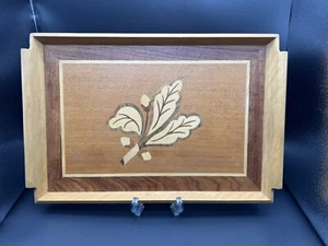 Bandeja rectangular con asas con incrustaciones de madera de marquetería 19” x 13” floral vintage - Imagen 1 de 9