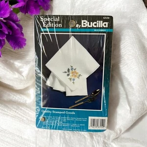 Tovaglioli Bucilla Edizione Speciale Nastro Blu Nuovi con etichette #63150 Set di 4 Ricami Floreali - Foto 1 di 5