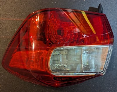 OEM | Luz trasera halógena Subaru Impreza Hatchback 2012-2016 (derecha, pasajero) Foto 1 de 2