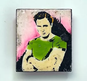 Vintage 1970s MARLON BRANDO pin STREETCAR NAMED DESIRE bespoke artist made badge - Picture 1 of 2
