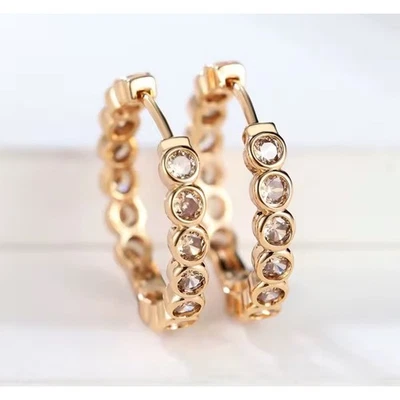 Pendientes de aro de oro con cristales de champán delicados redondos Huggie de 1 pulgada Foto 1 de 4