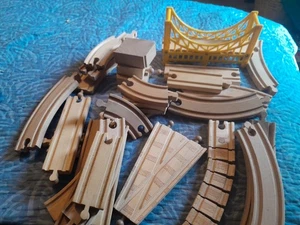 Thomas Th Tren Compatible Vías de Tren de Madera Y 1 Brisge 30 Piezas Bueno... - Imagen 1 de 3