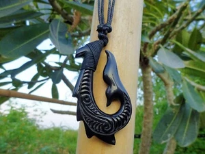 Großer Maori Drache Fisch Haken Anhänger Halskette schwarz Horn handgeschnitzt schwere Kordel - Bild 1 von 4