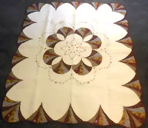 Vintage gesteppte Wandbehang Schoß oder Überwurf Quilt 49x59" Stickerei mit Hängeschlaufen - Bild 1 von 9