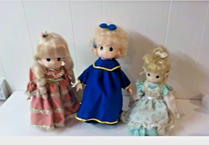 3 Precious Moments Vinyl & Stoff TIFFANY Puppe mit Ständer & 2 Freunden - Bild 1 von 6