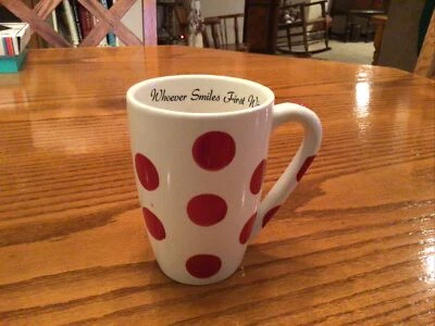 Caneca Century Latte Whoever Smiles First Wins bolinhas - Imagem 1 de 3