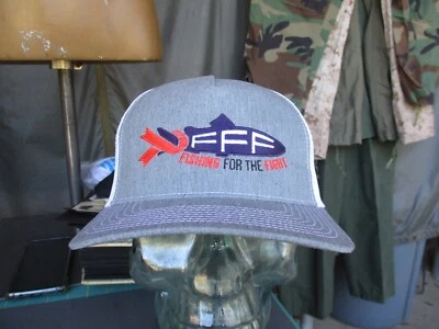 灰色和白色钓鱼飞钓网背卡车司机帽子,未穿 — 第 1/4 张图片