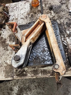 Hydraulic Cylinder Belly Mower Lift Bracket (From Allis Chalmers C) - Image 1 of 4