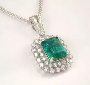 Colgante con halo de diamantes y esmeraldas de corte esmeralda de 3 quilates enchapado en oro blanco de 14 quilates - Imagen 1 de 8
