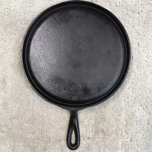 Vintage Cast Iron Skillet Griddle No. 8 HG 9 1/8 In. Made in USA - Picture 1 of 9