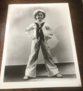 Young SHIRLEY TEMPLE - Fotografía brillante en blanco y negro - 8" x 10" - Imagen 1 de 3