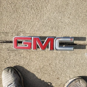 GMC 15682309 Front Grille Emblem Badge Yukon Sierra Truck 1988 2000 Ornament - Bild 1 von 5