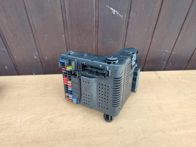 Scatola fusibili anteriore CEM VOLVO S60 I V70 II XC70 XC90 I 31394157 30786890 - Immagine 1 di 4