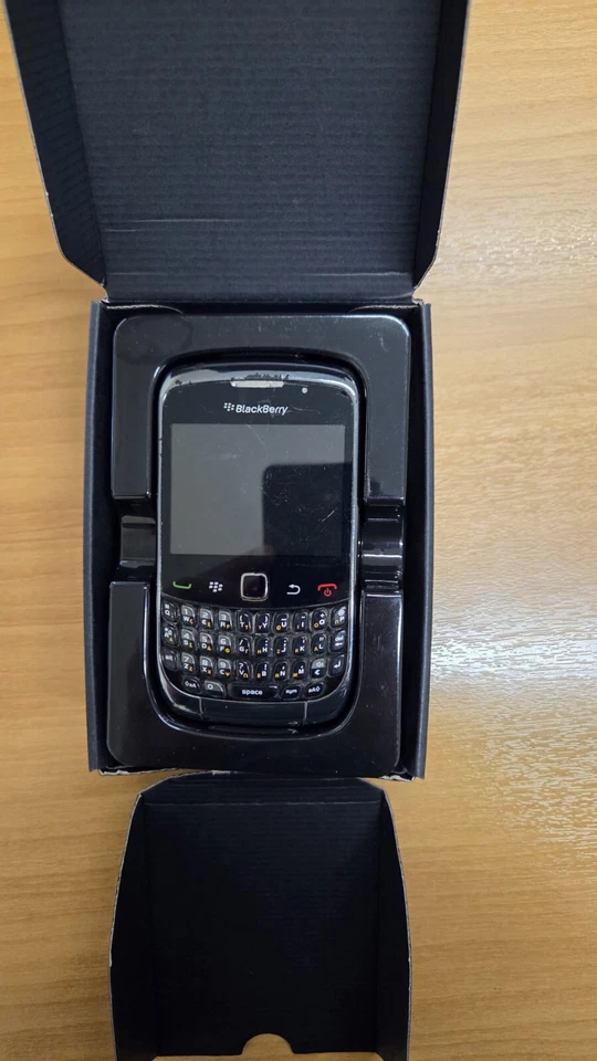 DE COLECCIÓN COLECCIONISTAS RARO BLACKBERRY 9300 CURVA FUNCIONANDO CON CAJA USADO SIN BATERÍA Foto 1 de 4