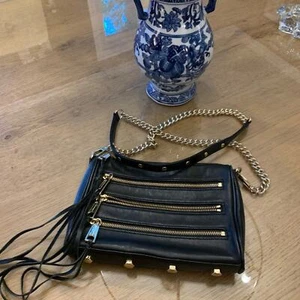 Rebecca Minkoff Umhängetasche aus schwarzem Leder mit Reißverschlussdetail - Bild 1 von 10