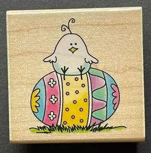 Pulcino seduto su uovo di Pasqua decorato simboli vacanze primavera legno timbro gomma - Foto 1 di 4