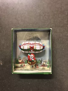 Ornamento natalizio vintage Hallmark Keepsake 1980 dirigibile in latta volo di Babbo Natale - Foto 1 di 9