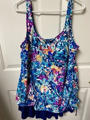 Traje de baño Azul 24W One Piece Plus floral con fondo azul marino traje de baño Foto 1 de 4