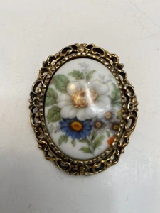 Vintage Brosche goldfarben Emaille floral Porzellan Szene weiß blau Blumen Anstecknadel - Bild 1 von 2
