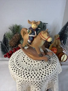 Statuina in ceramica Babbo Natale alce su cavallo a dondolo 4,5 x 4,5” dipinta a mano opaca. - Foto 1 di 15