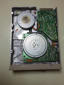 Napęd dyskietek Newtronics 5 1/4 beżowy wewnętrzny - Zdjęcie 1 z 4