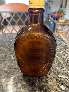 Vintage Blockhaus Sirup mit geprägtem Blockhaus USA Flagge bernsteinbraun Glasflasche - Bild 1 von 5