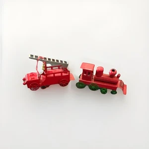 Adornos navideños vintage de hojalata roja para camión de bomberos y tren - Imagen 1 de 7