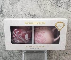 Bridgerton Valentines Sahne und Zucker Set Queens Edition rosa Blumen NEU - Bild 1 von 7