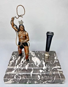 Indio nativo americano de metal pintado en frío de 1920 con soporte para bolígrafo de escritorio para estatuilla Laso - Imagen 1 de 12