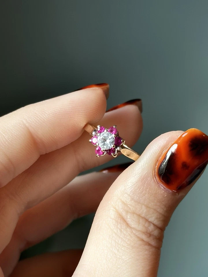 Anillo con racimo de rubí y circonita cúbica de oro macizo de 9 quilates | Diseño floral vintage Foto 1 de 1