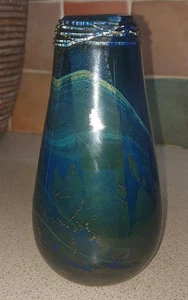 Charlie Meaker Kunstglas azurblau Vase (Isle of Wight Interesse) - Bild 1 von 11