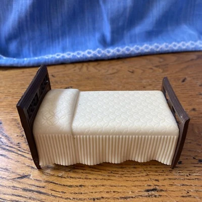 Vintage Renwal BED No.B81 Cream Bedspread W Brown Frame Plastic Dollhouse 1:16 - Image 1 of 4