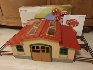 SCHLEICH Pferdestall 42110 Pferdehof mit Anleitung in OVP + 12 Zäune komplett! - Bild 1 von 9