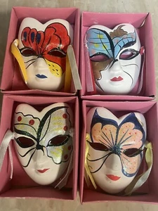 Menge 4 Vintage Karneval Porzellan Gesichter Masken Wandbehang Kunst Dekor Ton kostenloser Versand - Bild 1 von 5