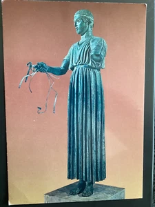 Postcard Unused Greece Museum of Delphi of The Charioteer Oversized B64 - Foto 1 di 2