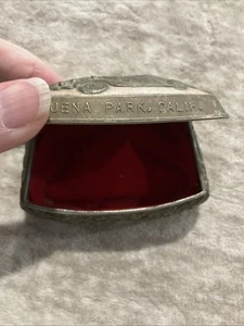 Pequeña caja de baratijas de metal de 3” "Movieland Wax Museum" recuerdo Buena Park CA - Imagen 1 de 12