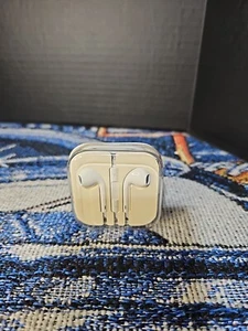 Apple I PHONE Earbuds Wired Earphones 3.5mm Jack NEW w/Case - Picture 1 of 3