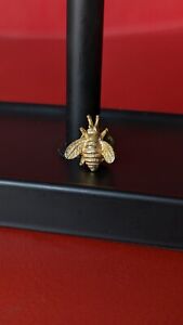 Broche figurative vintage texture brossée ton or miel bourdon d'abeille insecte épingle 