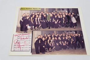 Barry Manilow 2002 signiertes Gruppenfoto original - Bild 1 von 4