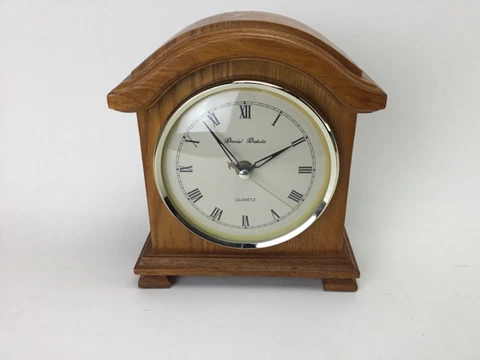 Daniel Dakota Mantel AA Battery Operated Oak Quartz Roman Numerals Clock Tested Cover