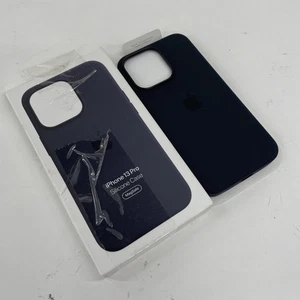 Apple Silicone Case with MagSafe for iPhone 13 Pro - Midnight - Photo 1 sur 6