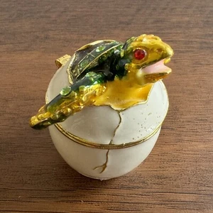 Emaille Schildkröte entsteht aus Ei Schmuckschatulle Mini Baby Schmuckkästchen mit Schmucksteinen - Bild 1 von 7