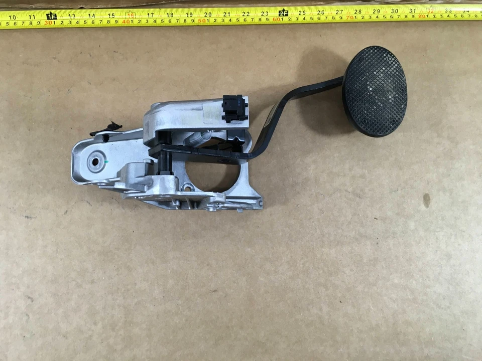 Conjunto completo de pedal de freno Mini Cooper 2009-13 automático C4000206SE OEM. Foto 1 de 4